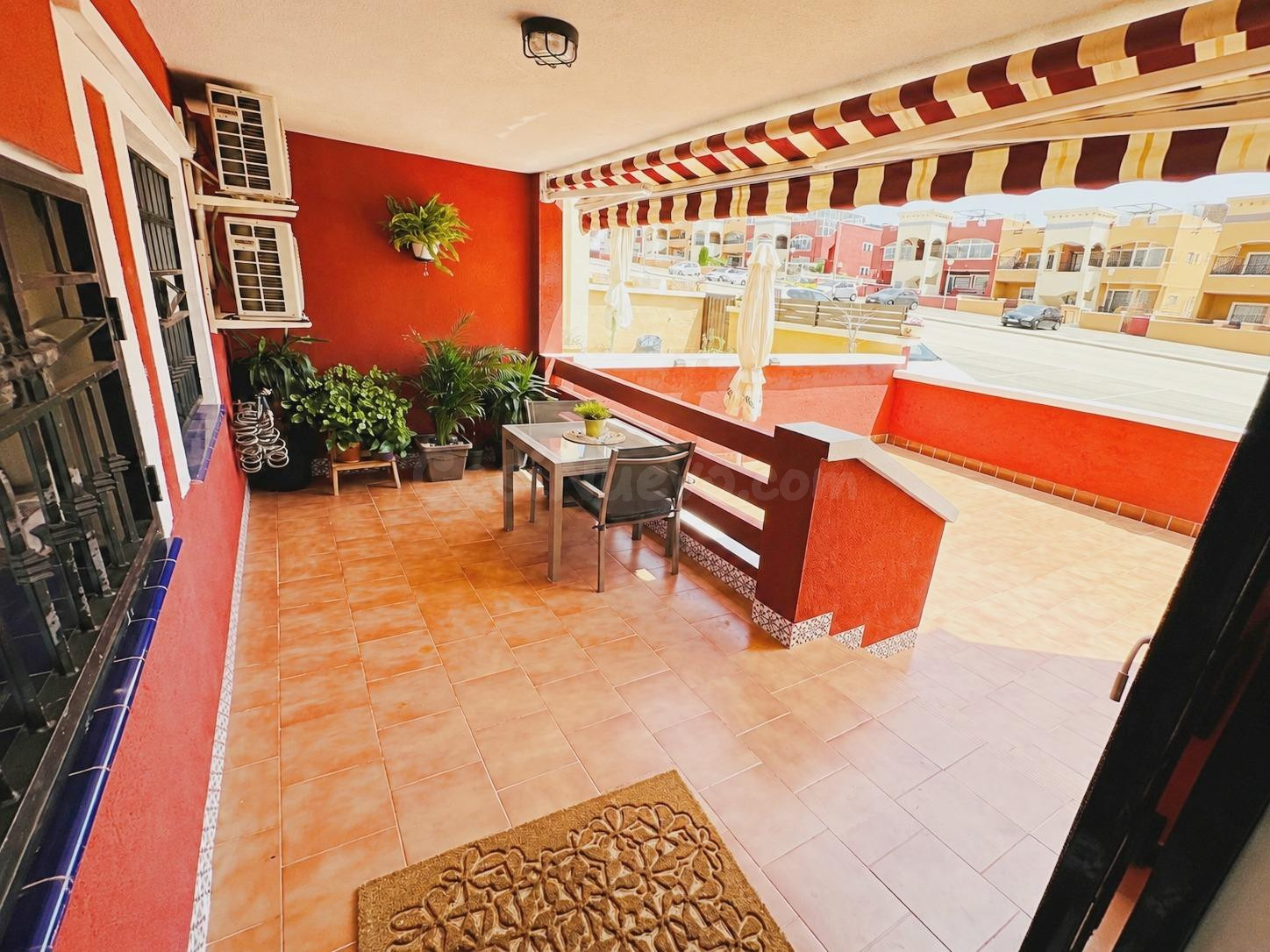 Bungalow en planta baja con amplia terraza y piscina comunitaria en Los Altos