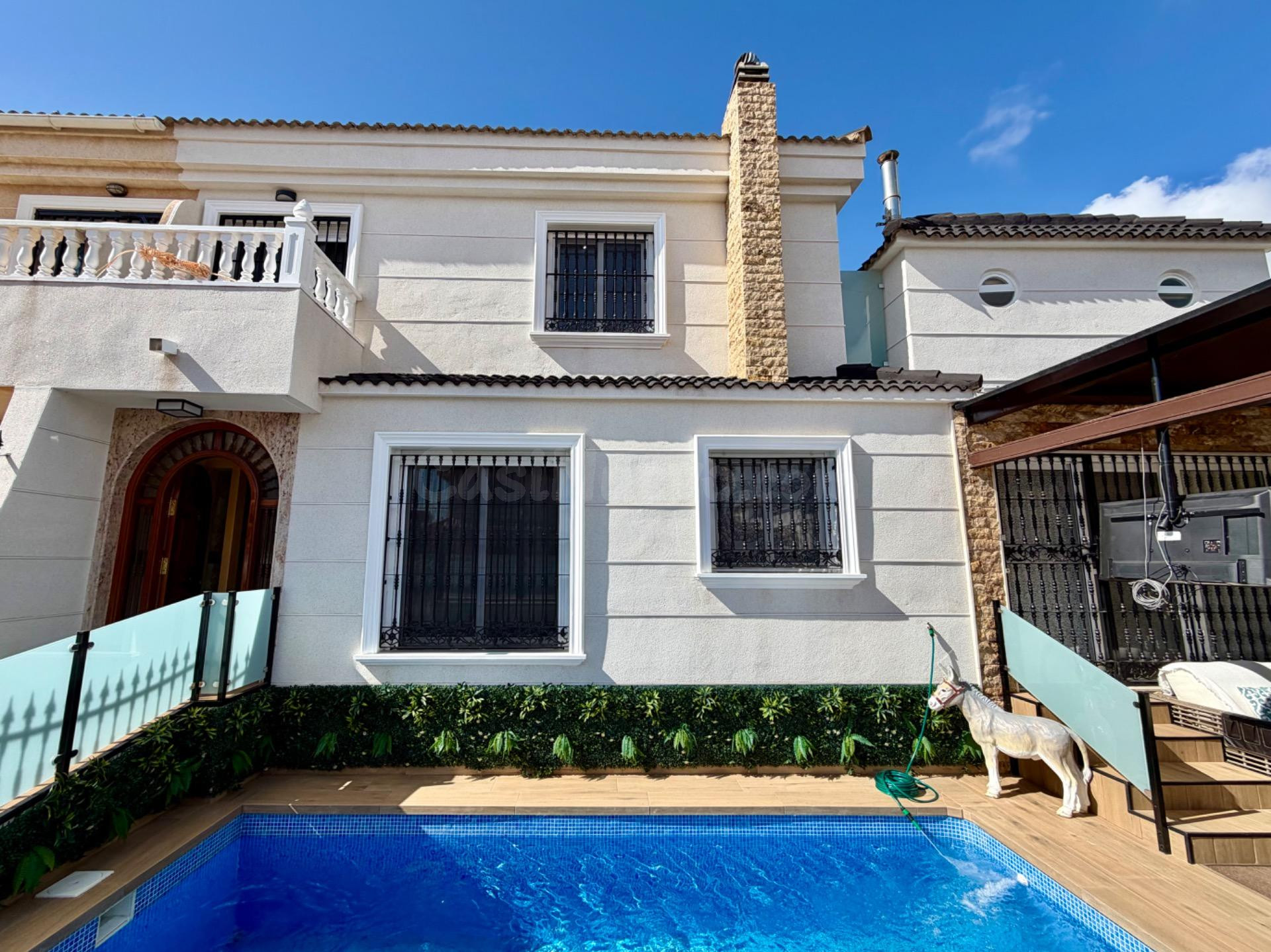 Villa pareada en La Zenia – lista para entrar a vivir, totalmente amueblada y en ubicación privilegiada