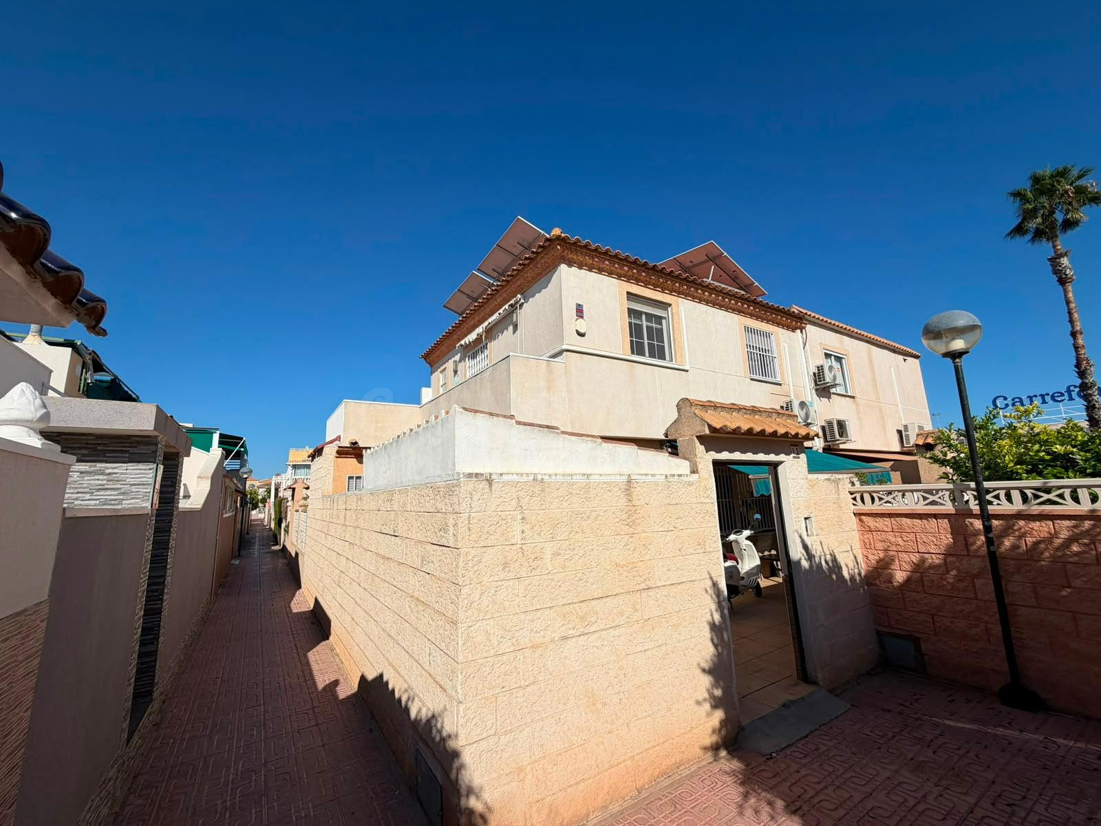 Chalet tipo Quad con placas solares, solárium y excelente ubicación en Residencial Aquapark – Torrevieja