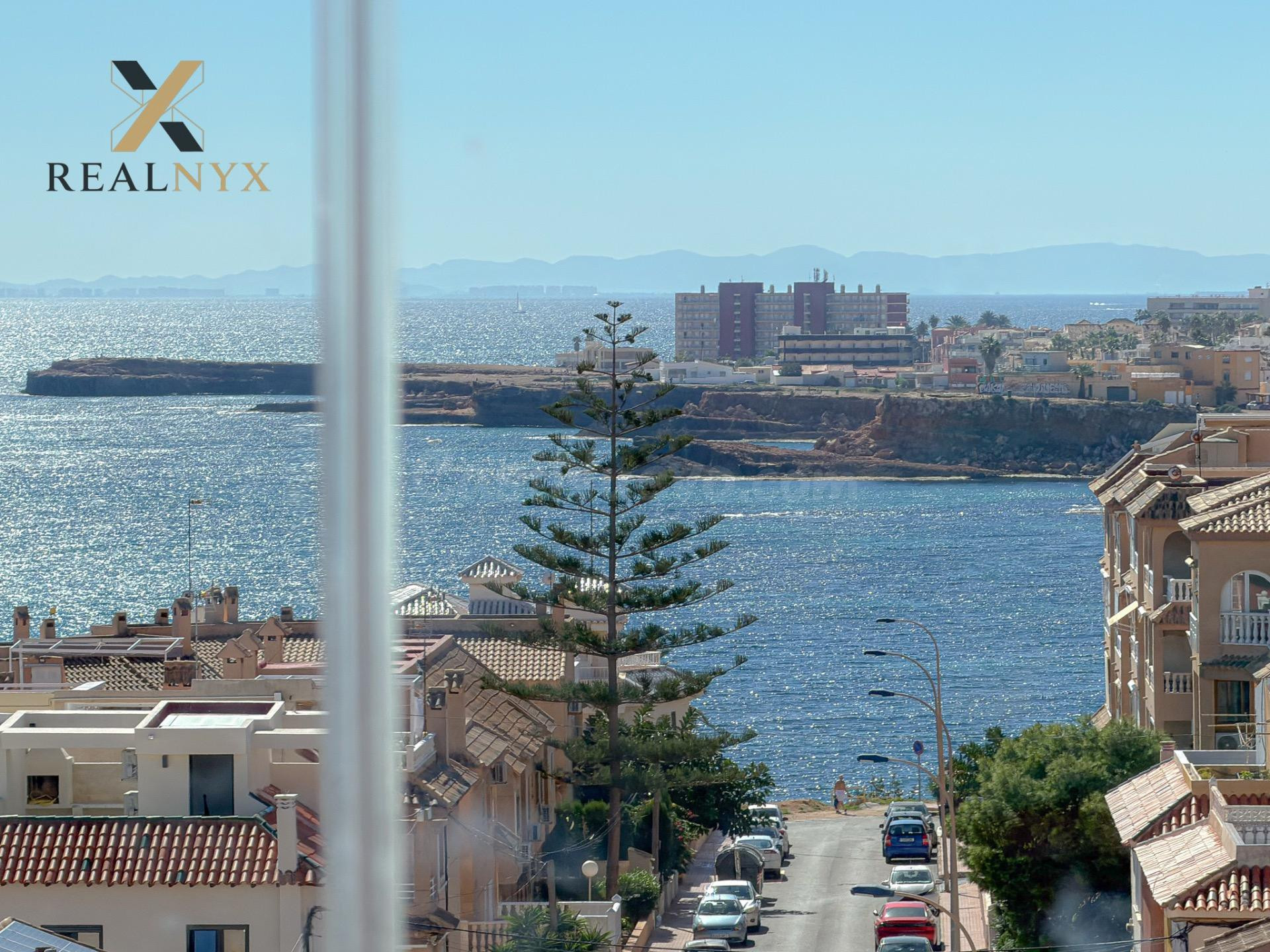 Primerísima Linea! Estupendo apartamento listo para entrar a vivir, con impresionantes vistas frontales al mar a 20 metros de la playa + Parking Comunitario