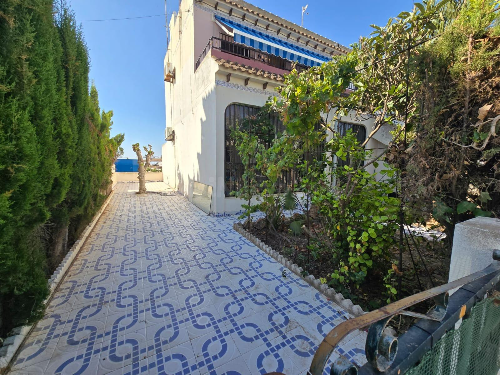 Bungalow en Planta Baja con Gran Jardín y Piscina en Torrevieja ☀️