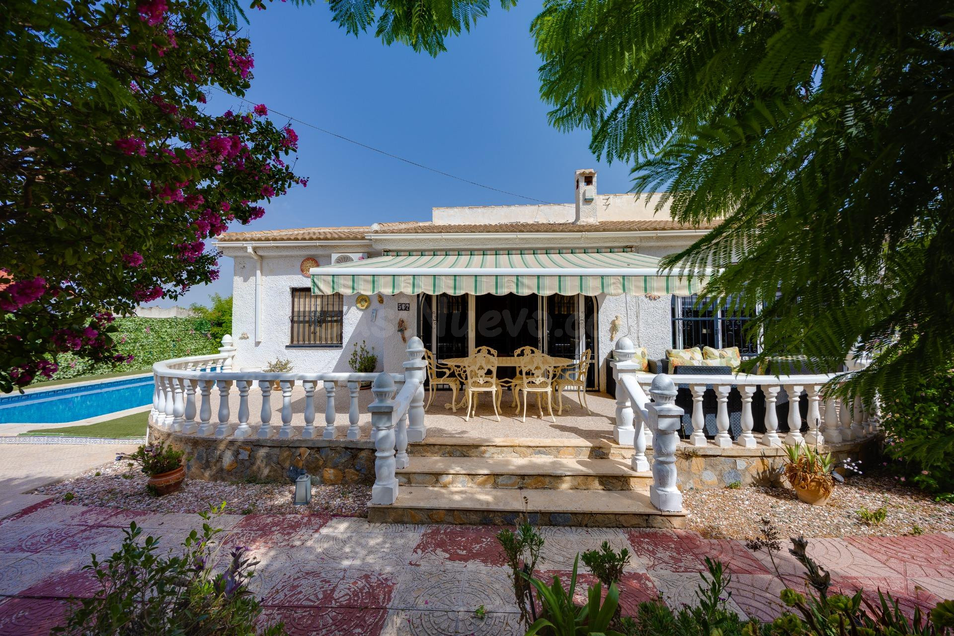 Chalet de 4 dormitorios con piscina propia en La Siesta, Torrevieja