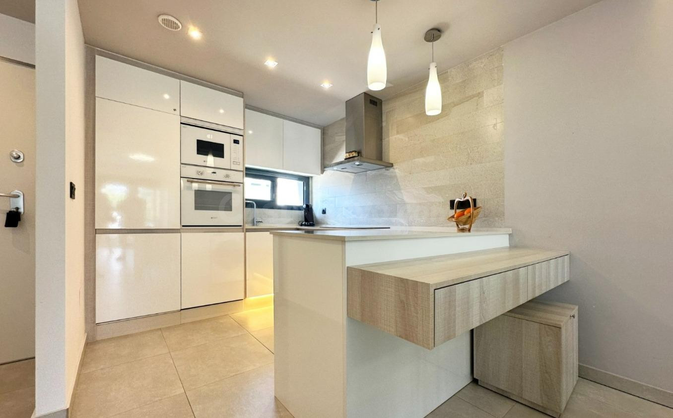 Se vende ático de 2 dormitorios en la primera planta con solárium privado en Oasis Beach XII, El Raso, Guardamar del Segura