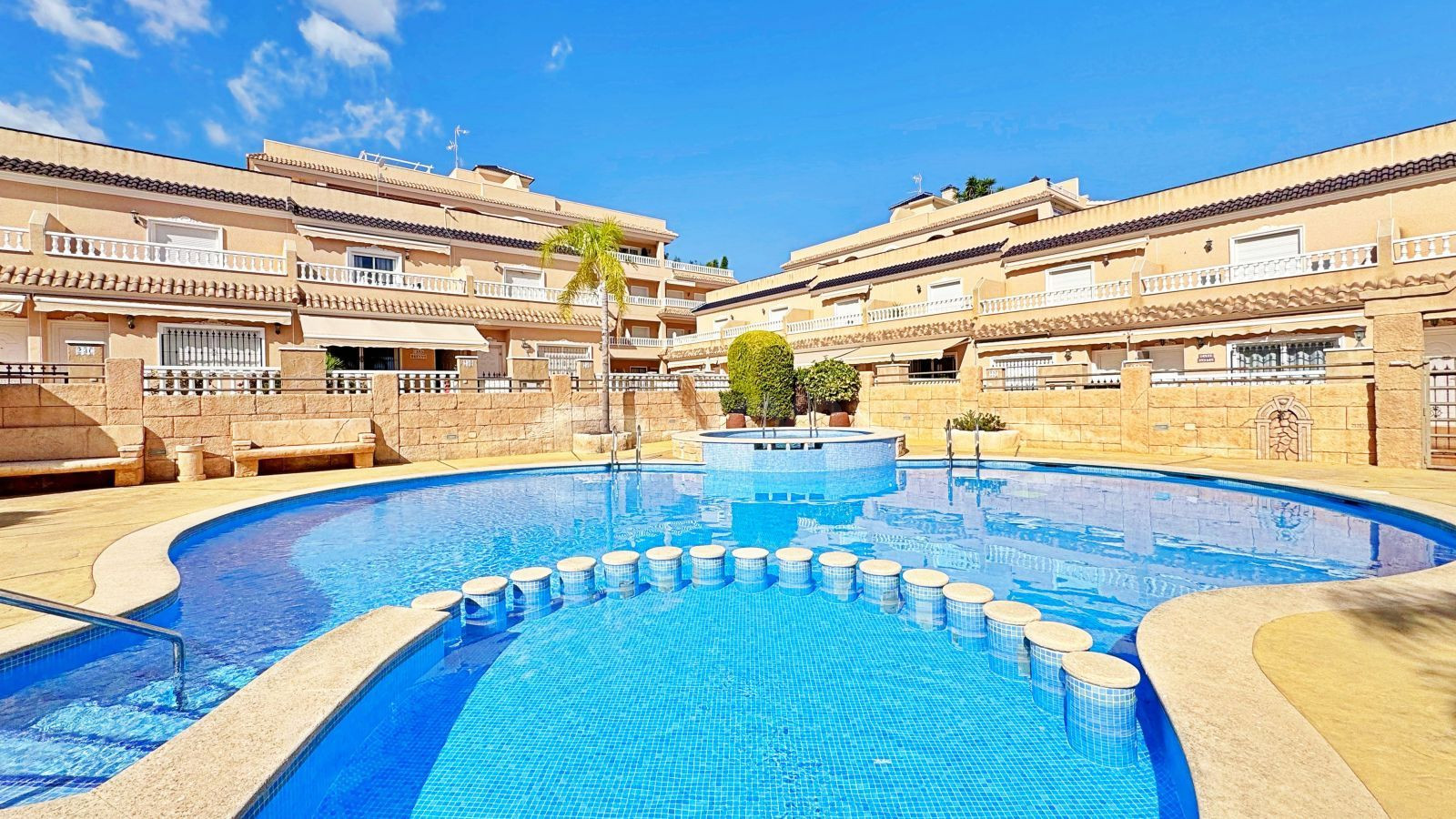 ADOSADO DE 3 DORMITORIO Y 2 BAÑOS EN ORIHUELA COSTA (ZONA LO - foto 5