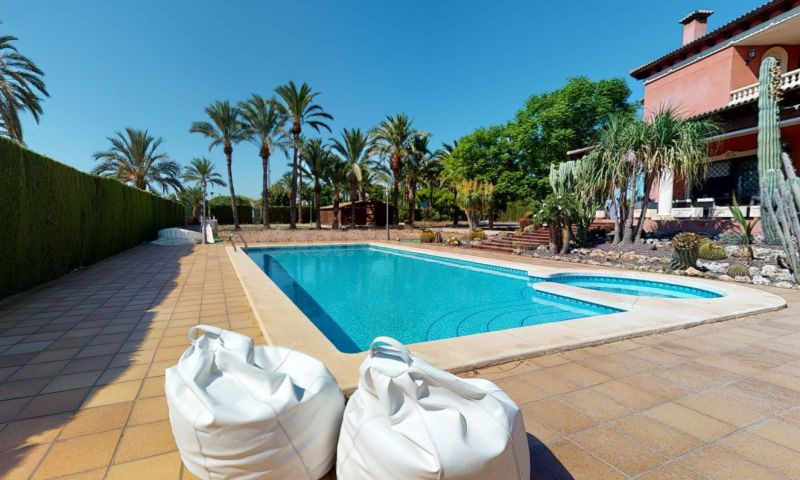 VILLA EN PERLETA ( ALICANTE )