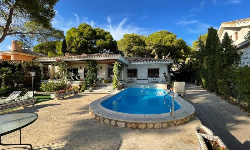 CHALET DE 6 DORMITORIOS Y 4 BAÑOS EN ORIHUELA COSTA (CAMPOAMOR)