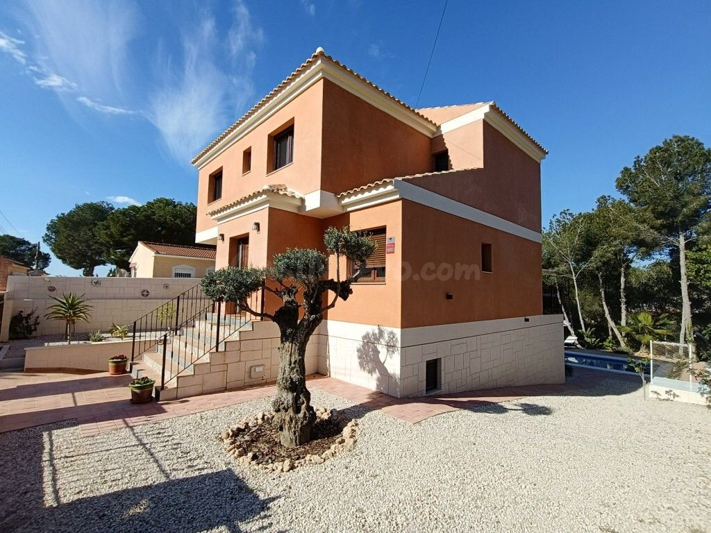 Villa 5 habitaciones 256m² en venta - Zona Pueblo