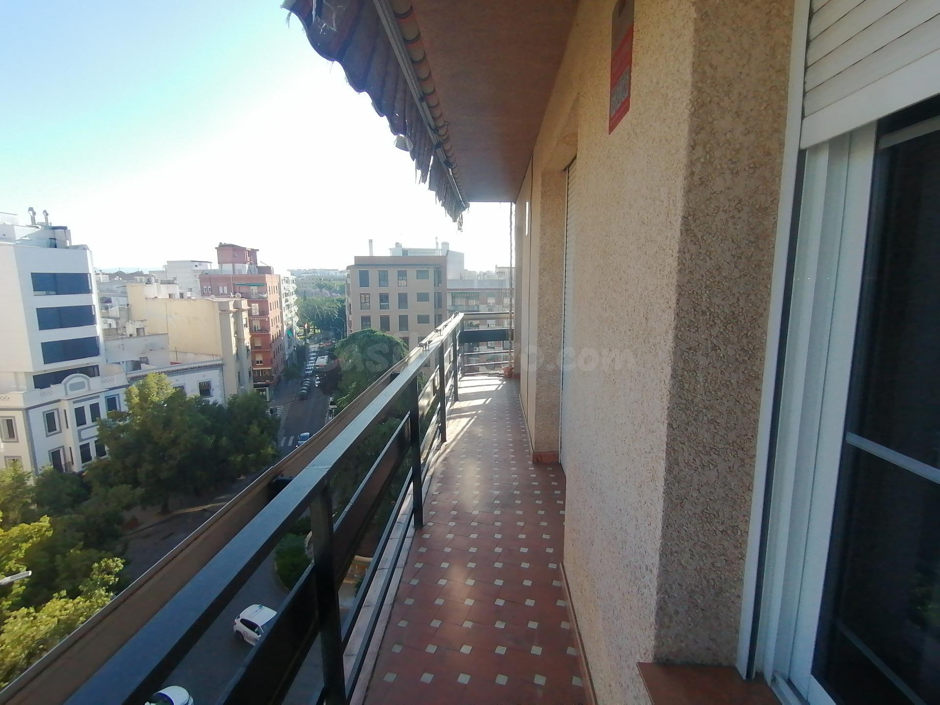 D. IMPRESIONANTE VIVIENDA EXTERIOR EN PLENA PLAZA DE COSTASO