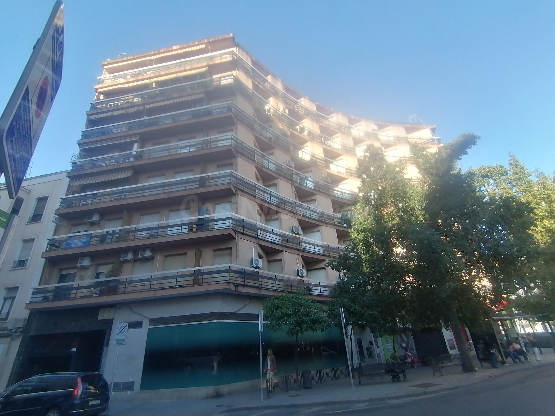 D. IMPRESIONANTE VIVIENDA EXTERIOR EN PLENA PLAZA DE COSTASO - foto 3