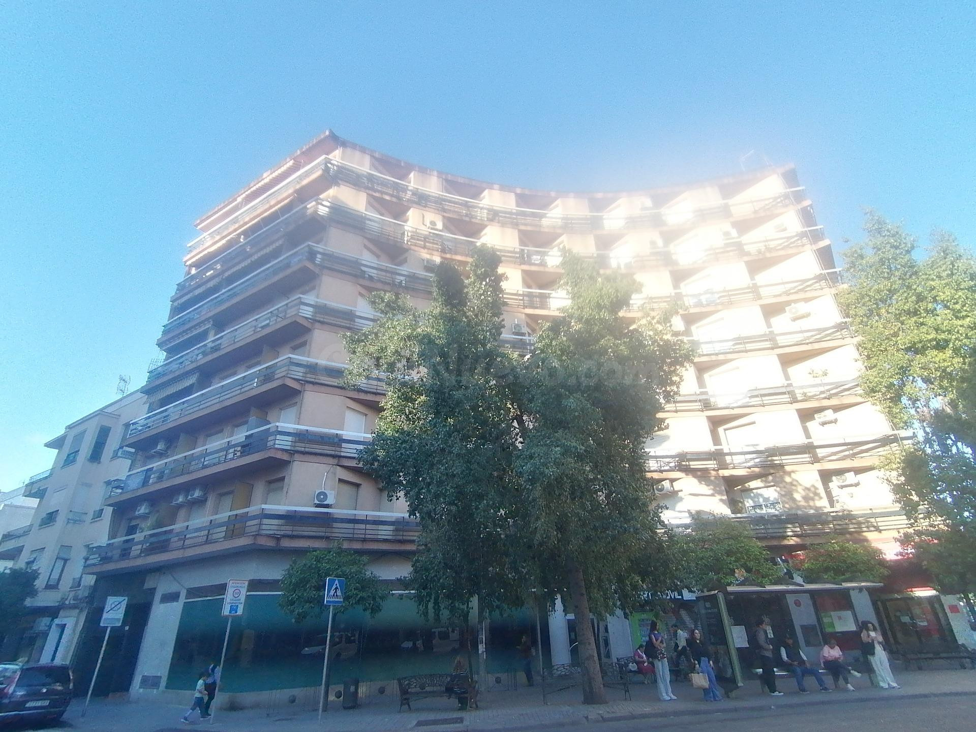 D. IMPRESIONANTE VIVIENDA EXTERIOR EN PLENA PLAZA DE COSTASO - foto 4