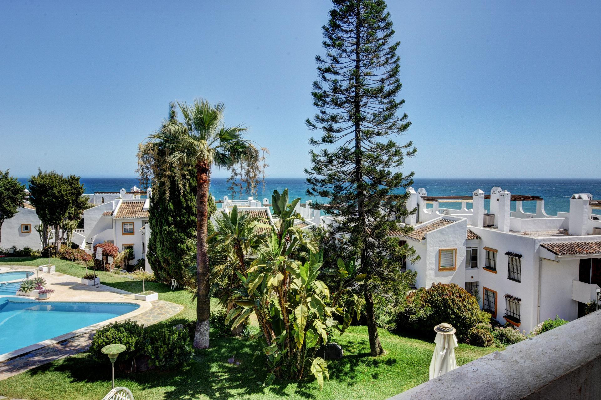 Piso de 2 Dormitorios alado de la Playa con Vistas al Mar, Piscina y Garaje