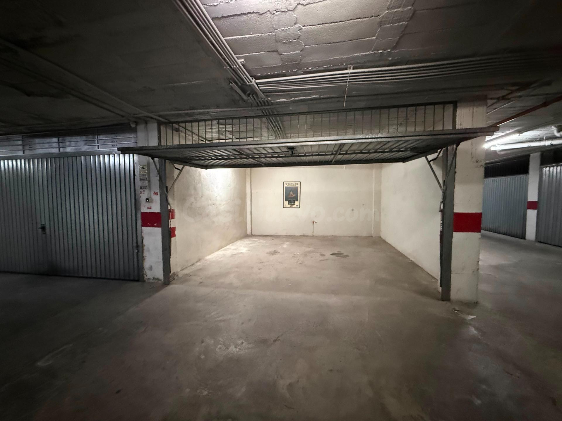 Plaza de garaje cerrada de 27m2 en Avenida Paris