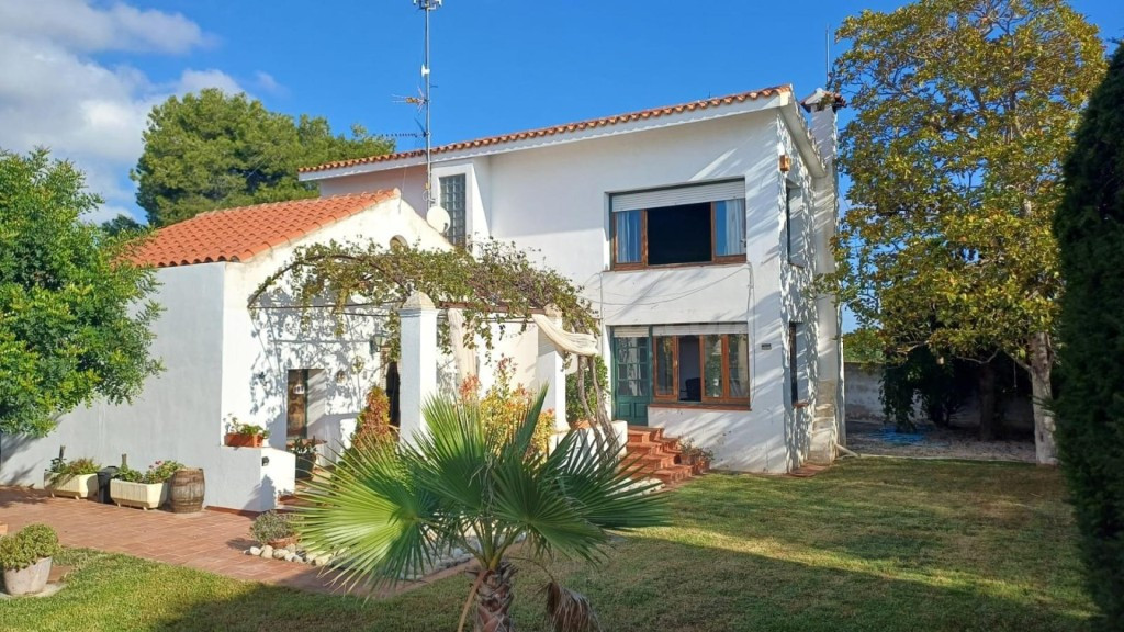 Chalet con piscina, jardín y 2 almacenes grandes cerca de la playa Vinaròs.