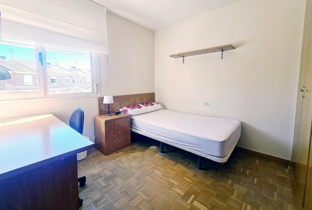 EN ALQUILER ÚLTIMAS habitaciones PARA ESTUDIANTES EN CHALET DE VILLANUEVA DE LA CAÑADA (MADRID).