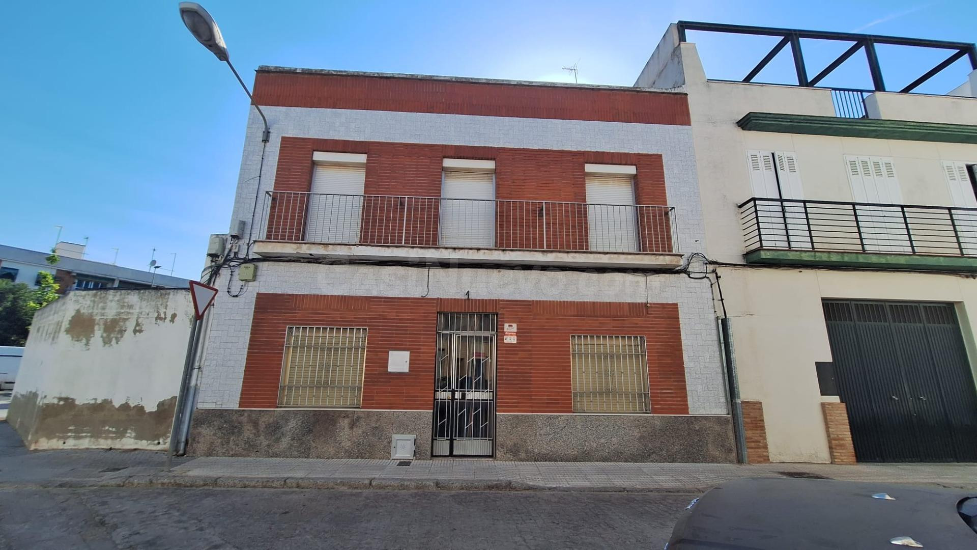 CASA DE DOS PLANTAS JUNTO A LA ESTACIÓN