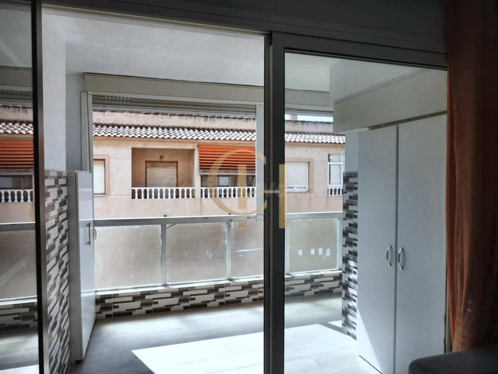 Piso con terraza en Calle Almoradí, Torrevieja - foto 3