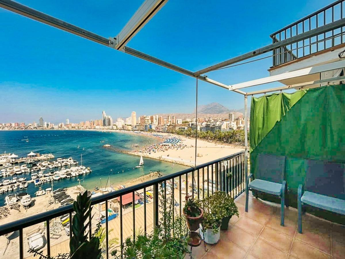 **Apartamento dúplex de 3 dormitorios sobre la bahía de Benidorm**