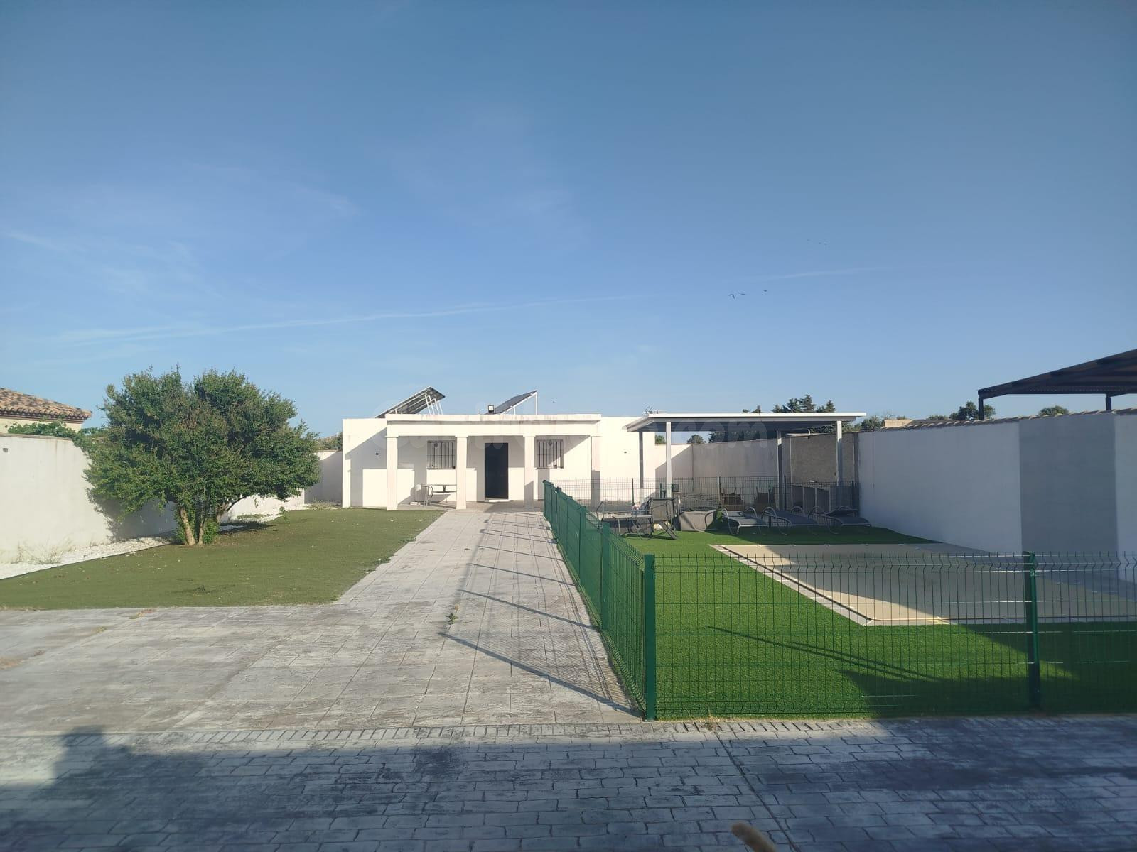 Se vende parcela no hipotecable, con construcción y piscina 