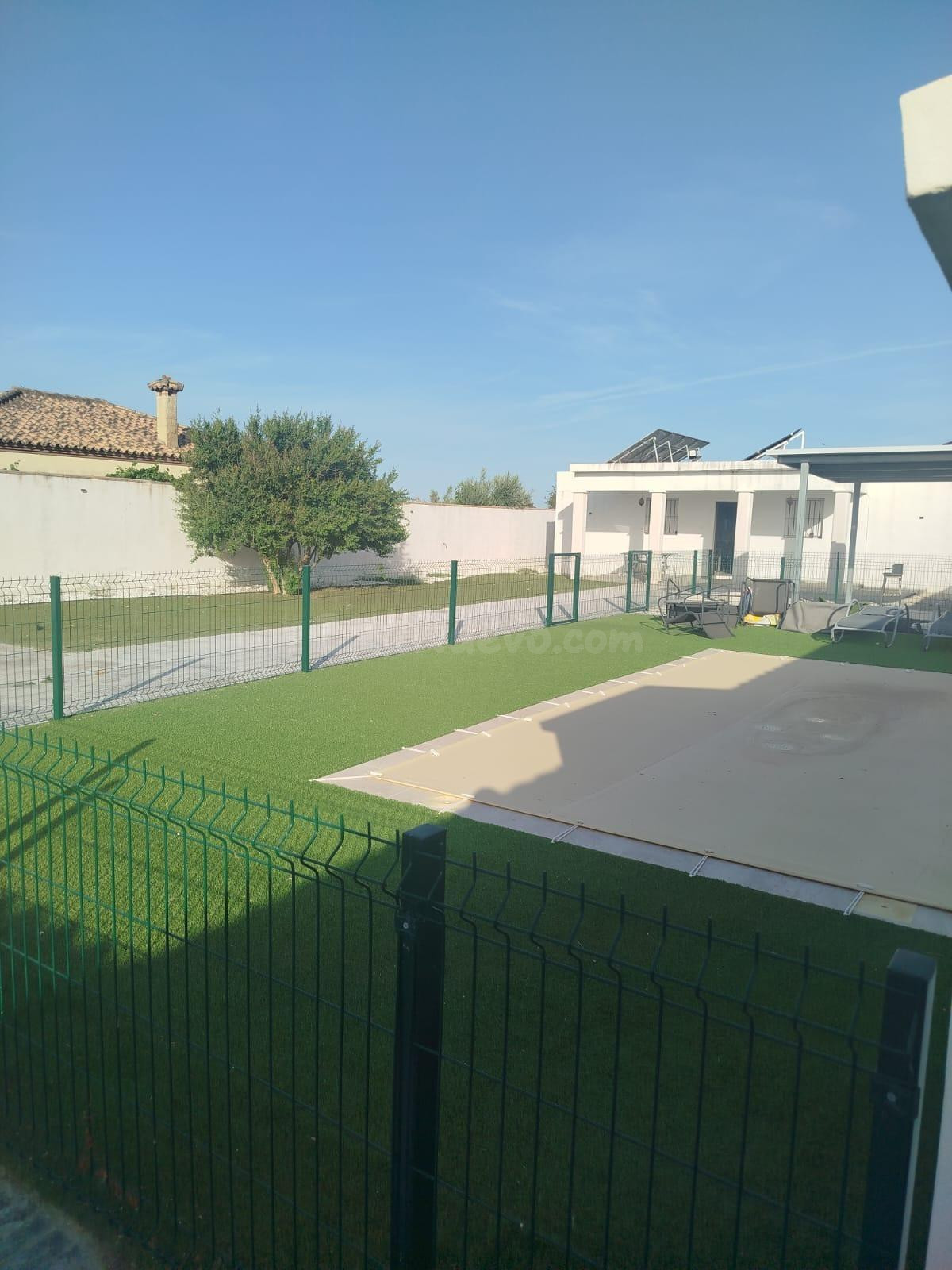 Se vende parcela no hipotecable, con construcción y piscina  - foto 2