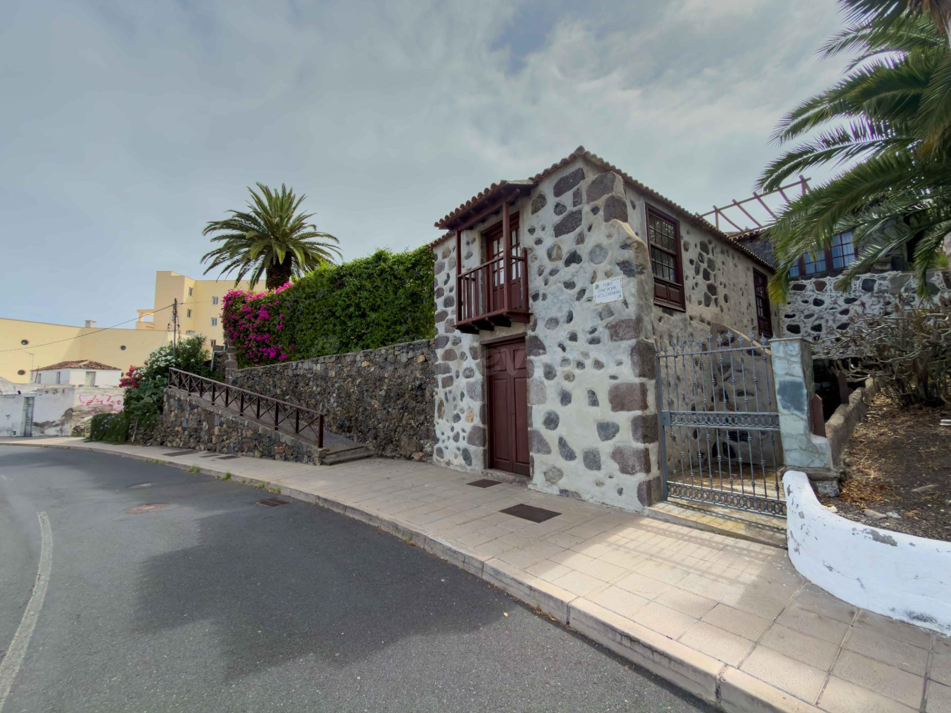 CASA EN VENTA + TERRENO EN ICOD DE LOS VINOS