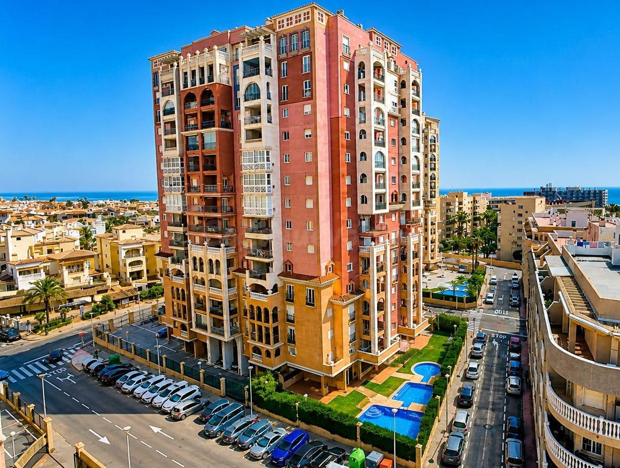 Elegante apartamento a solo 100 metros de la Playa de Los Locos con piscina, parking y seguridad 24h
