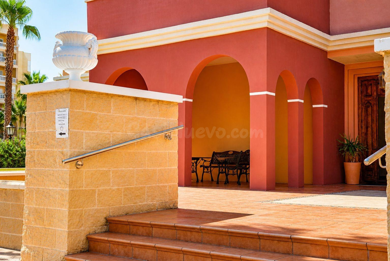 Elegante apartamento a solo 100 metros de la Playa de Los Locos con piscina, parking y seguridad 24h - foto 2
