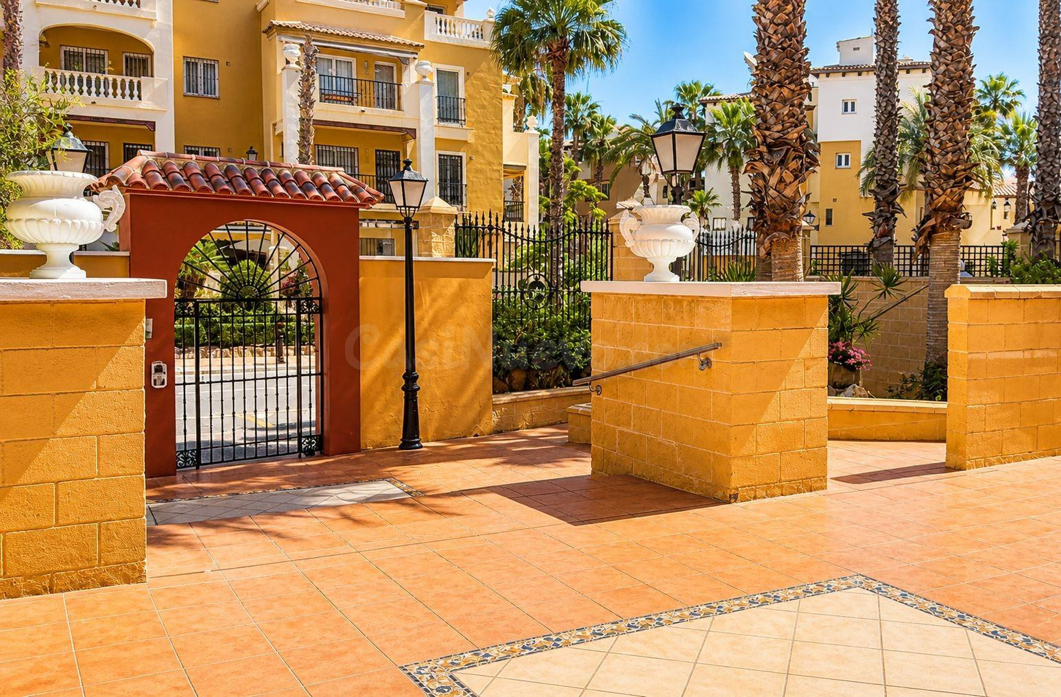 Elegante apartamento a solo 100 metros de la Playa de Los Locos con piscina, parking y seguridad 24h - foto 3