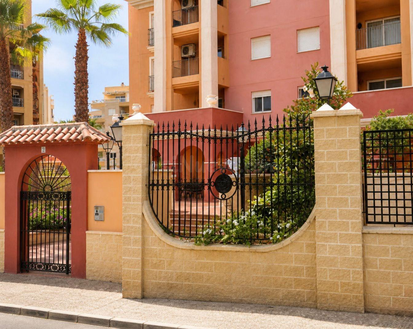 Elegante apartamento a solo 100 metros de la Playa de Los Locos con piscina, parking y seguridad 24h - foto 4
