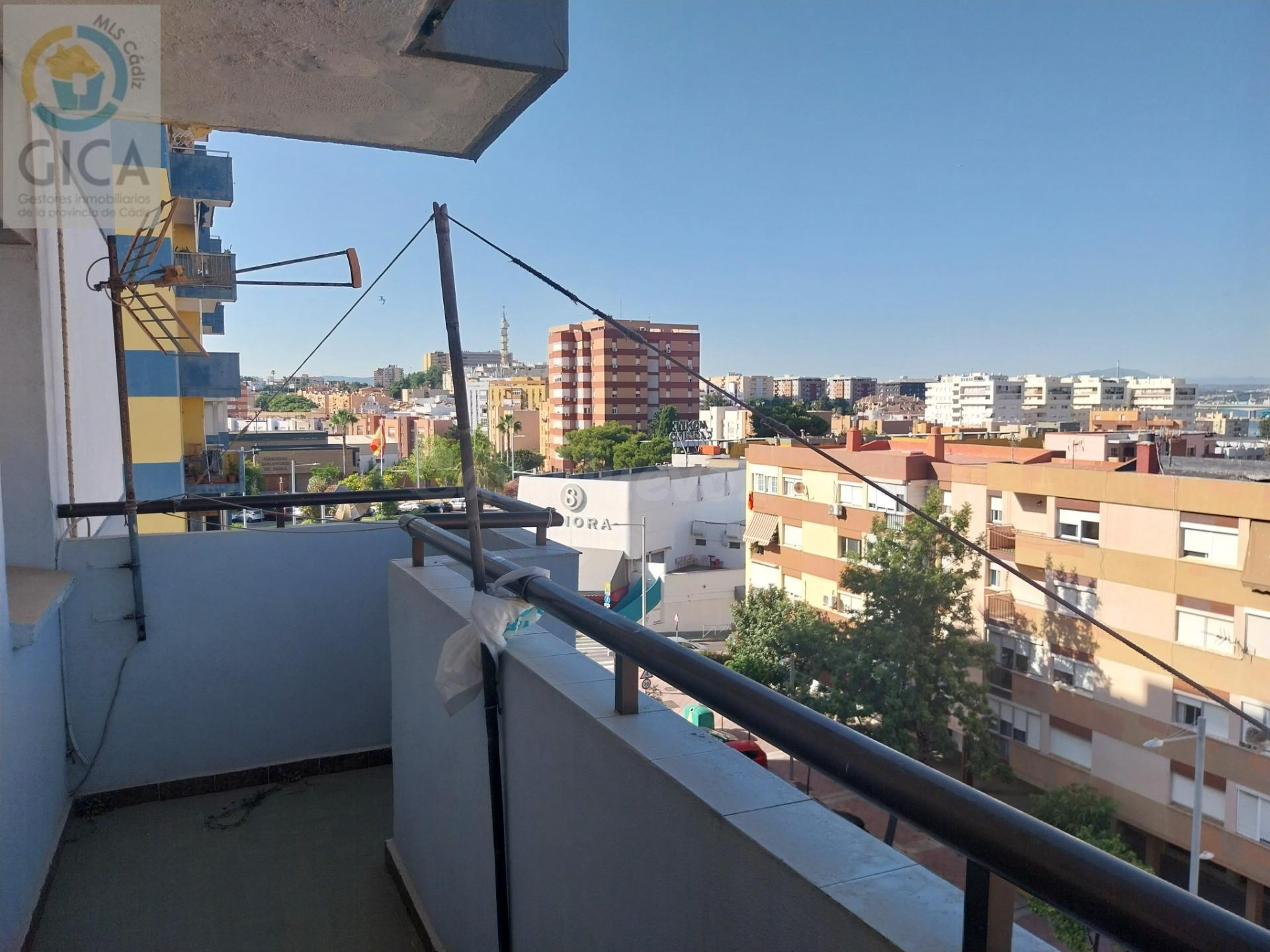 Fantástico piso en las Fuerzas Armadas de Algeciras - foto 2