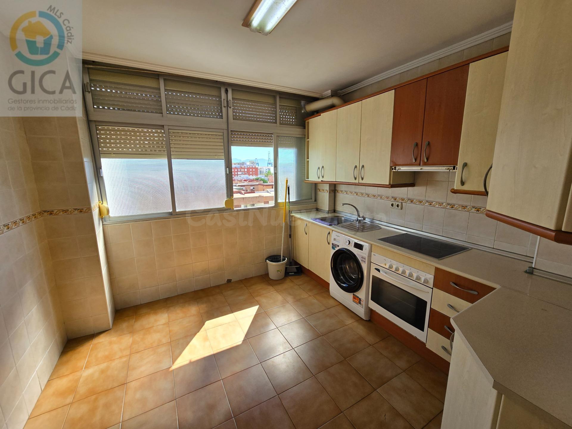 Fantástico piso en las Fuerzas Armadas de Algeciras - foto 3