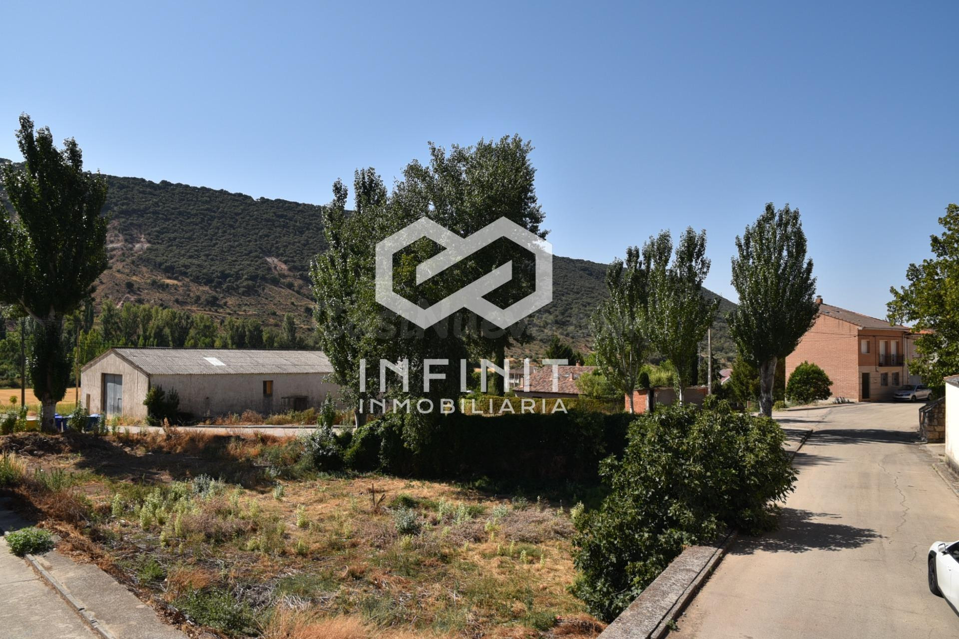 Muduex te abre las puertas de una casa con encanto y futuro. ¡Patio, garaje y el encanto de la vida rural!