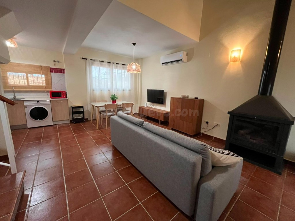Bonita casa adosada en El Ronquillo con Licencia Turística!! - foto 3