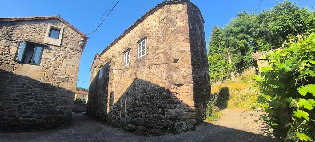 Casa de piedra con potencial a precio increíble