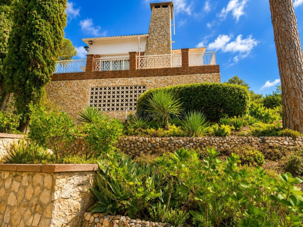 CHALET EN VENTA EN MAÇANET DE LA SELVA – TRANQUILIDAD, ESPACIO Y NATURALEZA