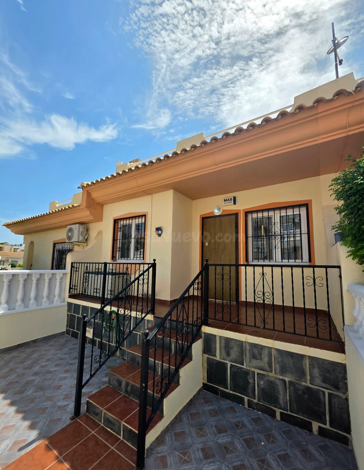 Casa de una planta con 2 dormitorios, un enorme solárium privado y piscina comunitaria | Villamartín