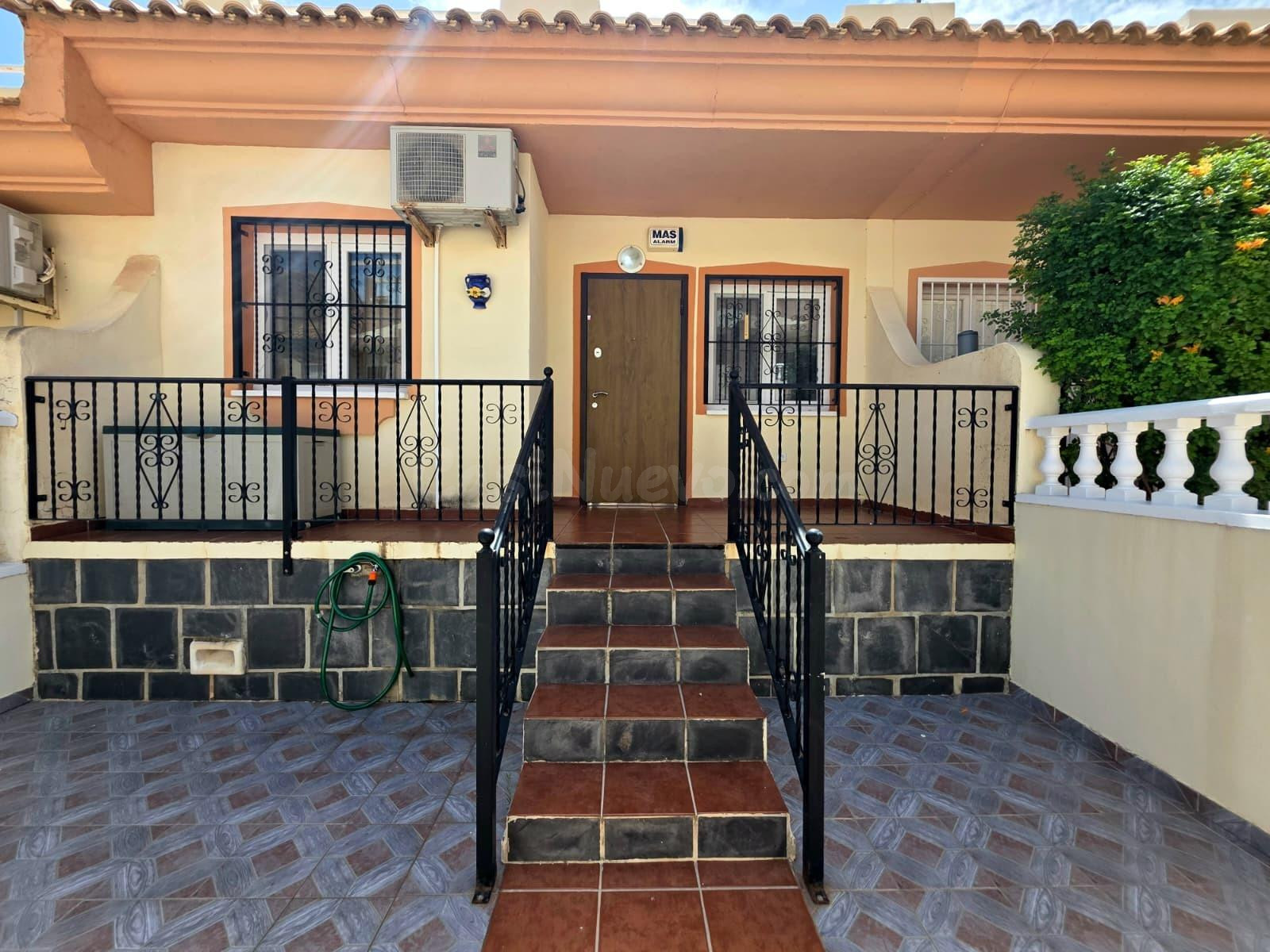 Casa de una planta con 2 dormitorios, un enorme solárium pri - foto 2