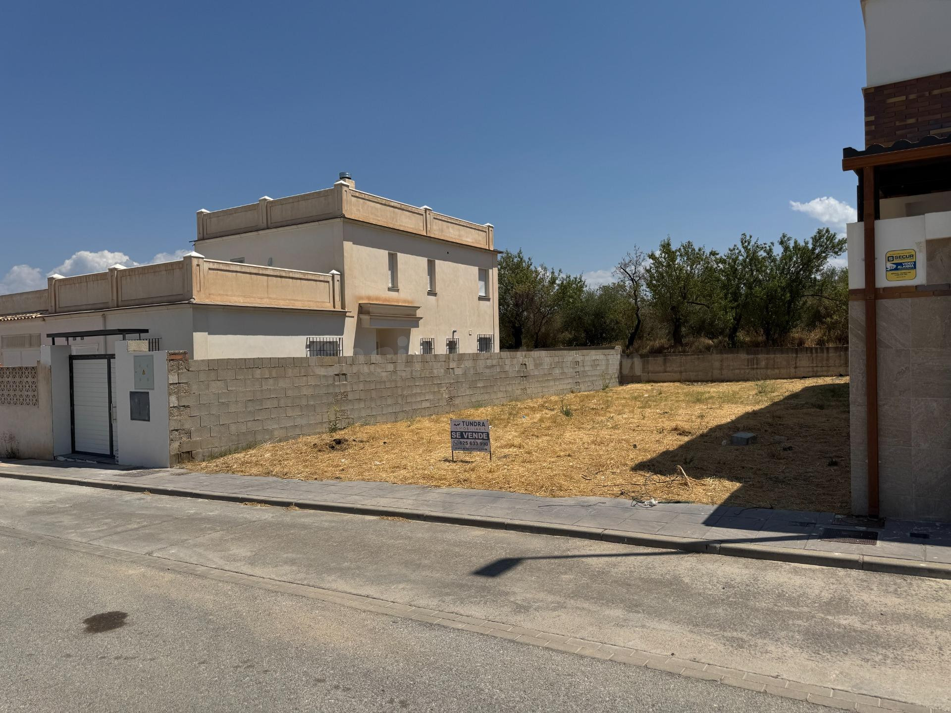Terreno urbano en Ogíjares cerca del centro de salud