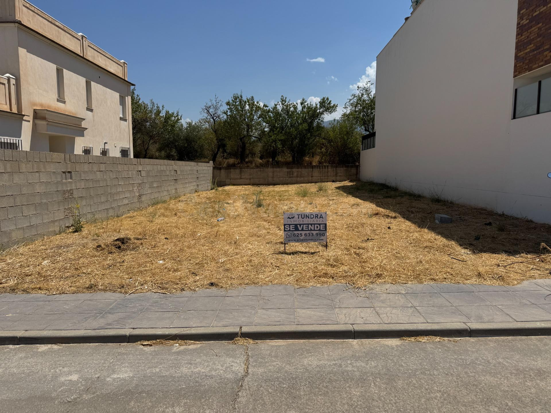 Terreno urbano en Ogíjares cerca del centro de salud - foto 2
