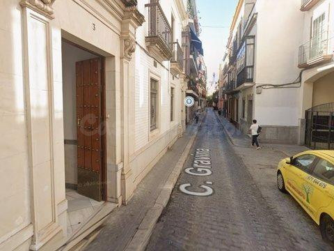 Centro Museo, junto Plaza. Excelente piso recién pintado y amueblado de 4 habitaciones 2 baños se alquila. ESTUDIANTES.