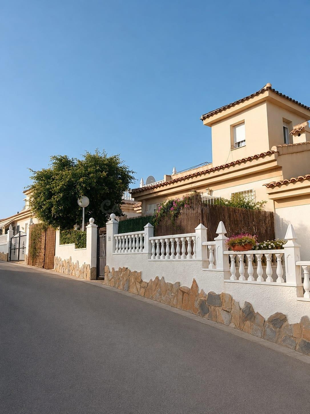 Casa en Benimar con gran jardín, solárium privado y amplios 