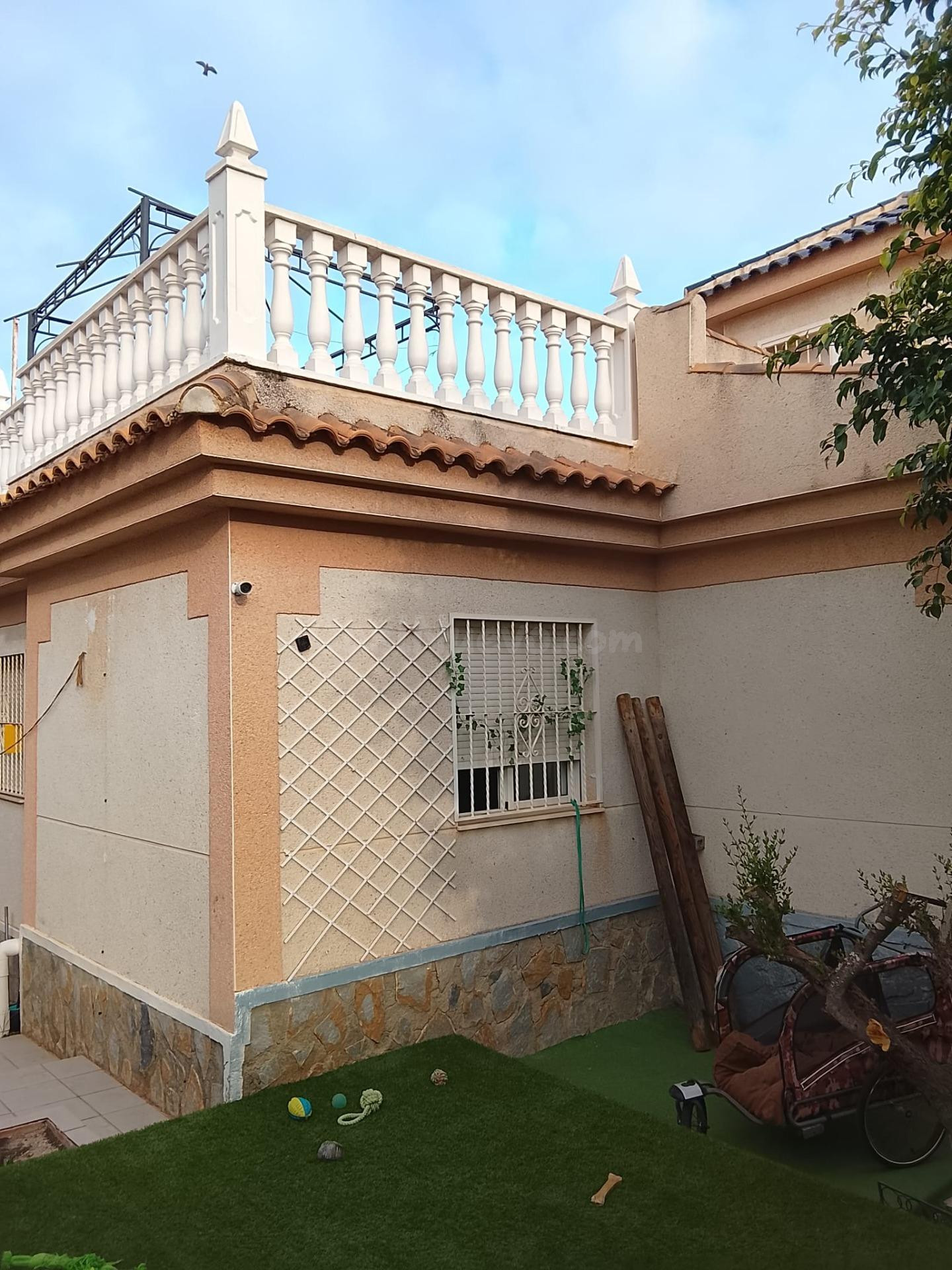 Casa en Benimar con gran jardín, solárium privado y amplios  - foto 2