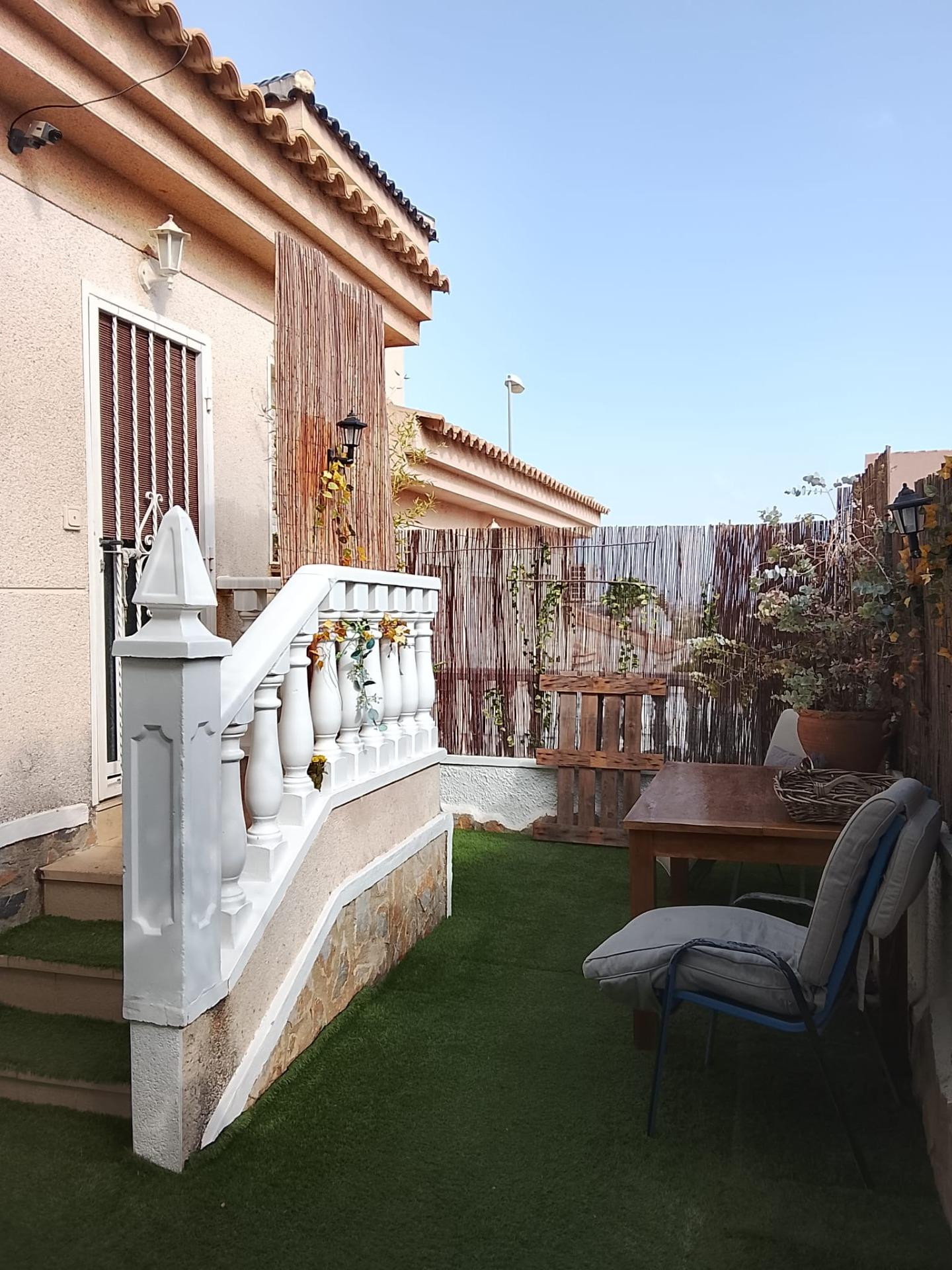 Casa en Benimar con gran jardín, solárium privado y amplios  - foto 3