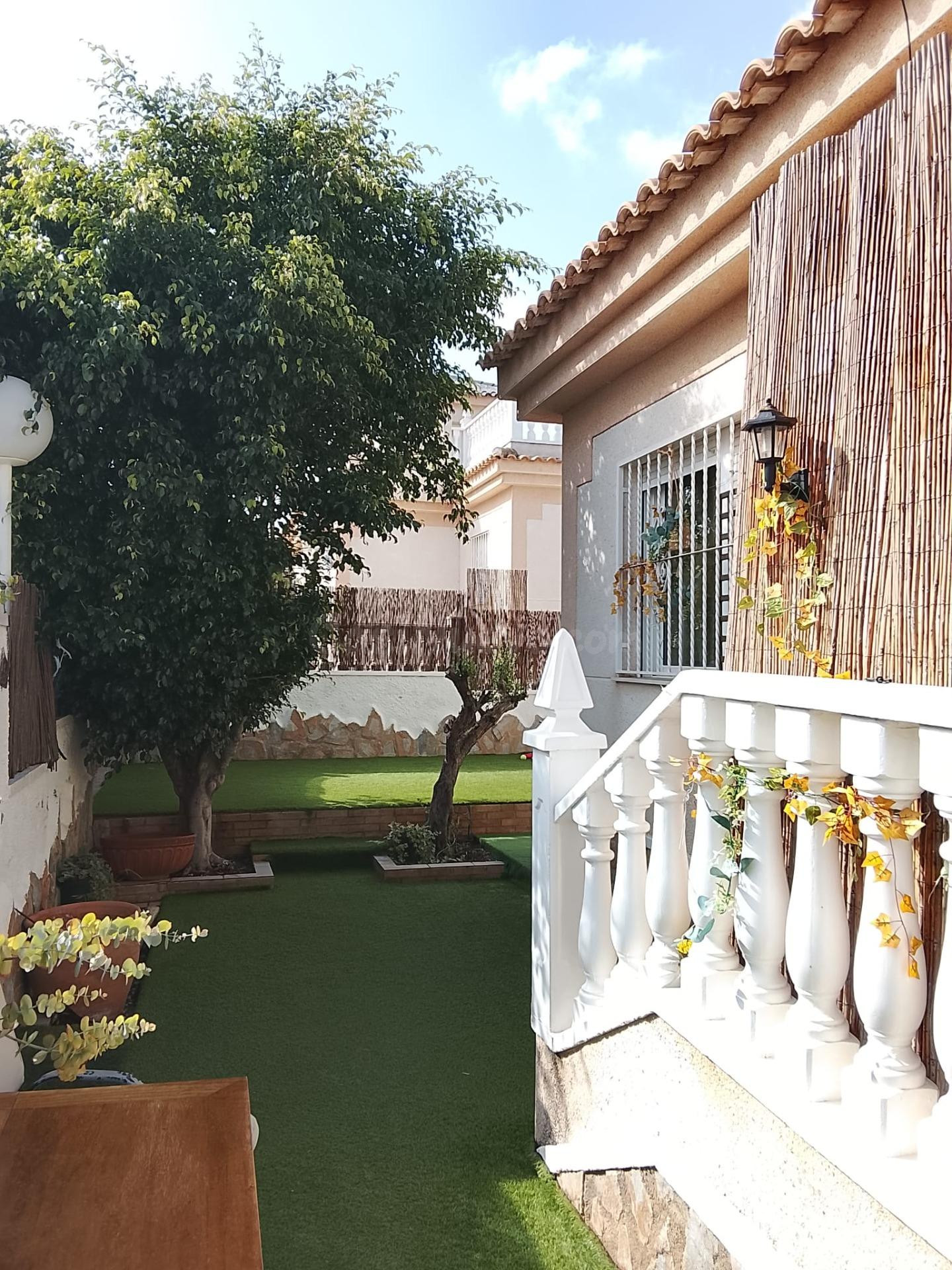 Casa en Benimar con gran jardín, solárium privado y amplios  - foto 4