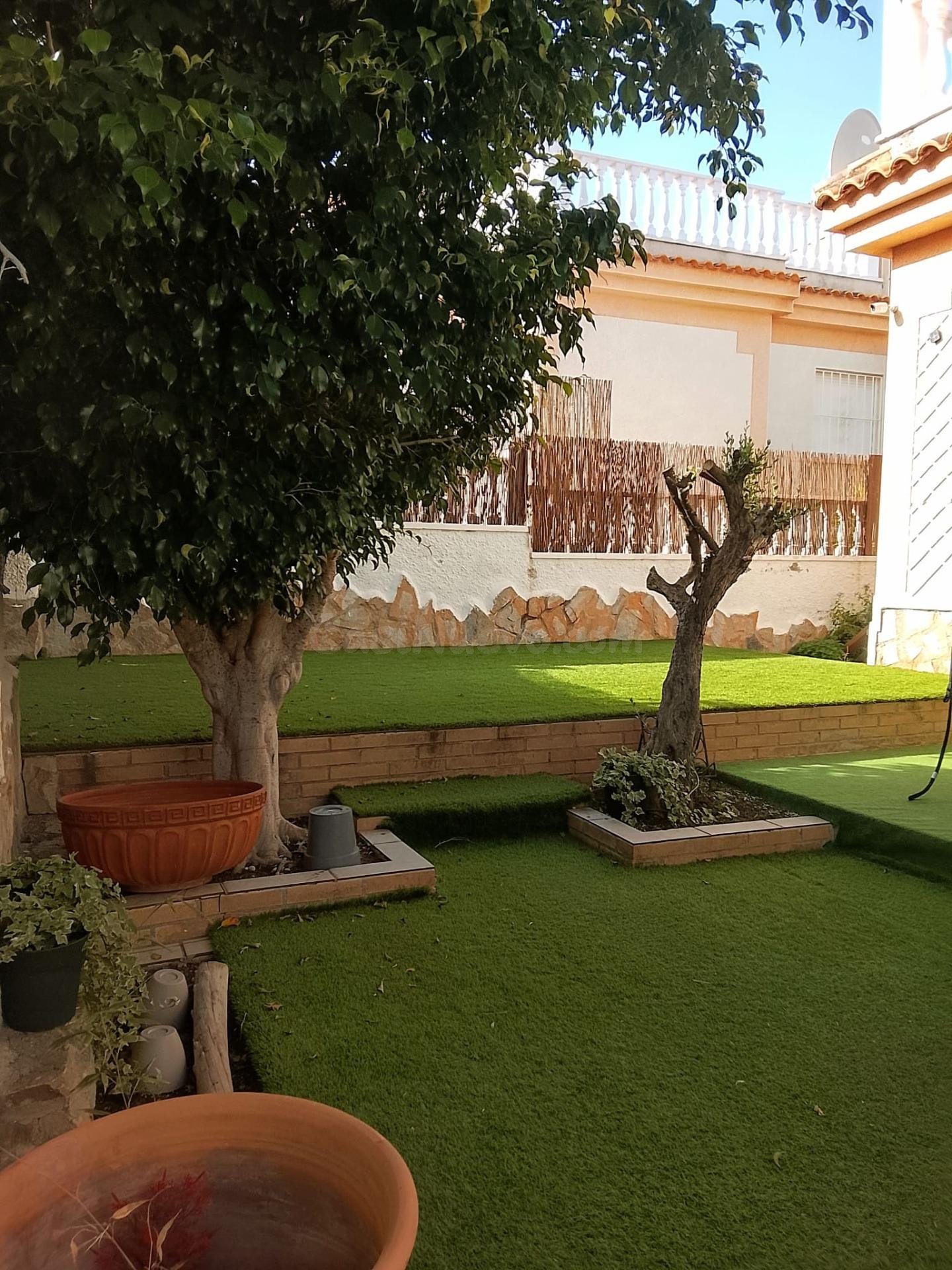 Casa en Benimar con gran jardín, solárium privado y amplios  - foto 5