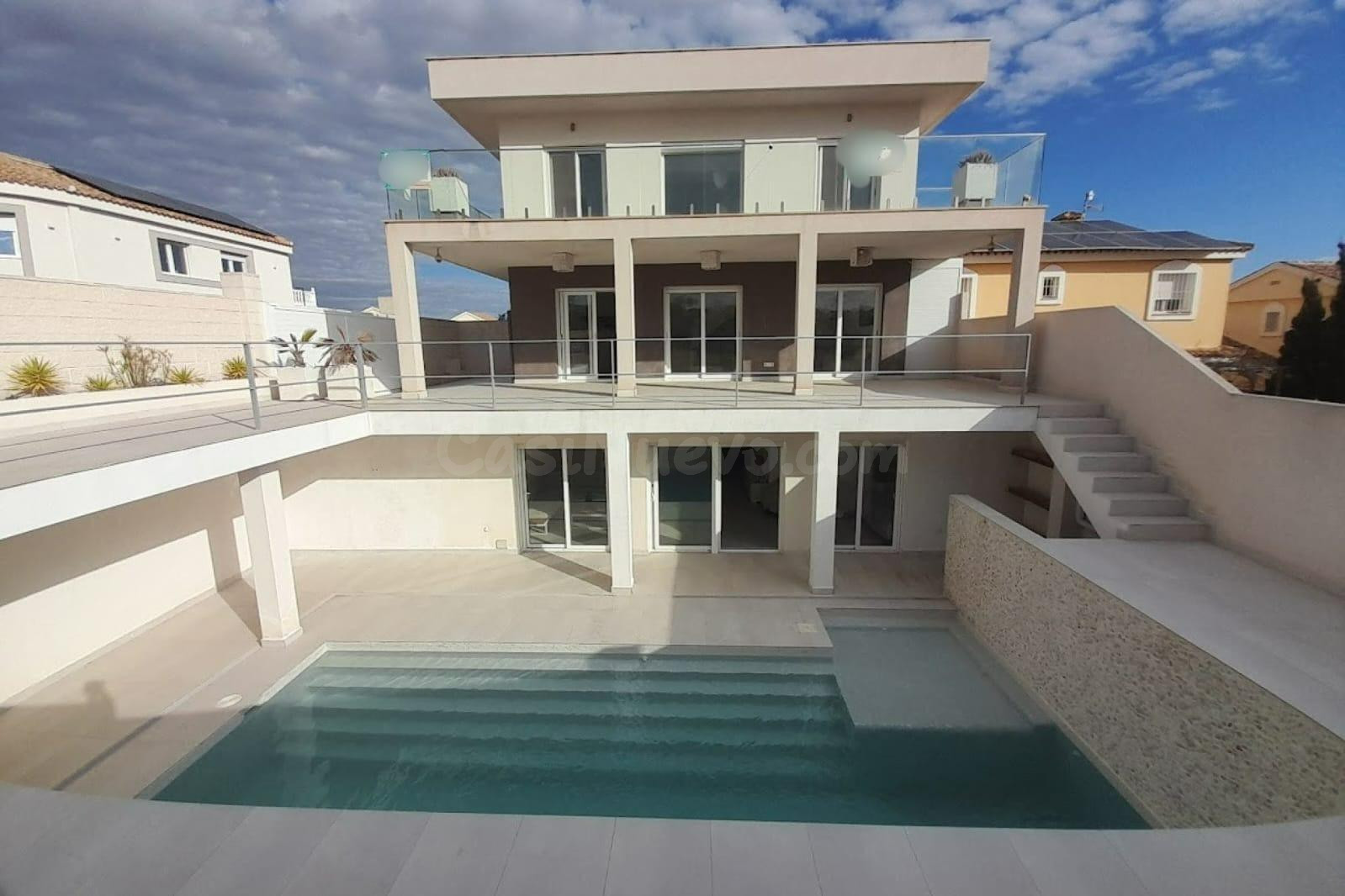 CASA PAREADA DE GRANDES ESPACIOS Y CALIDAD - foto 2