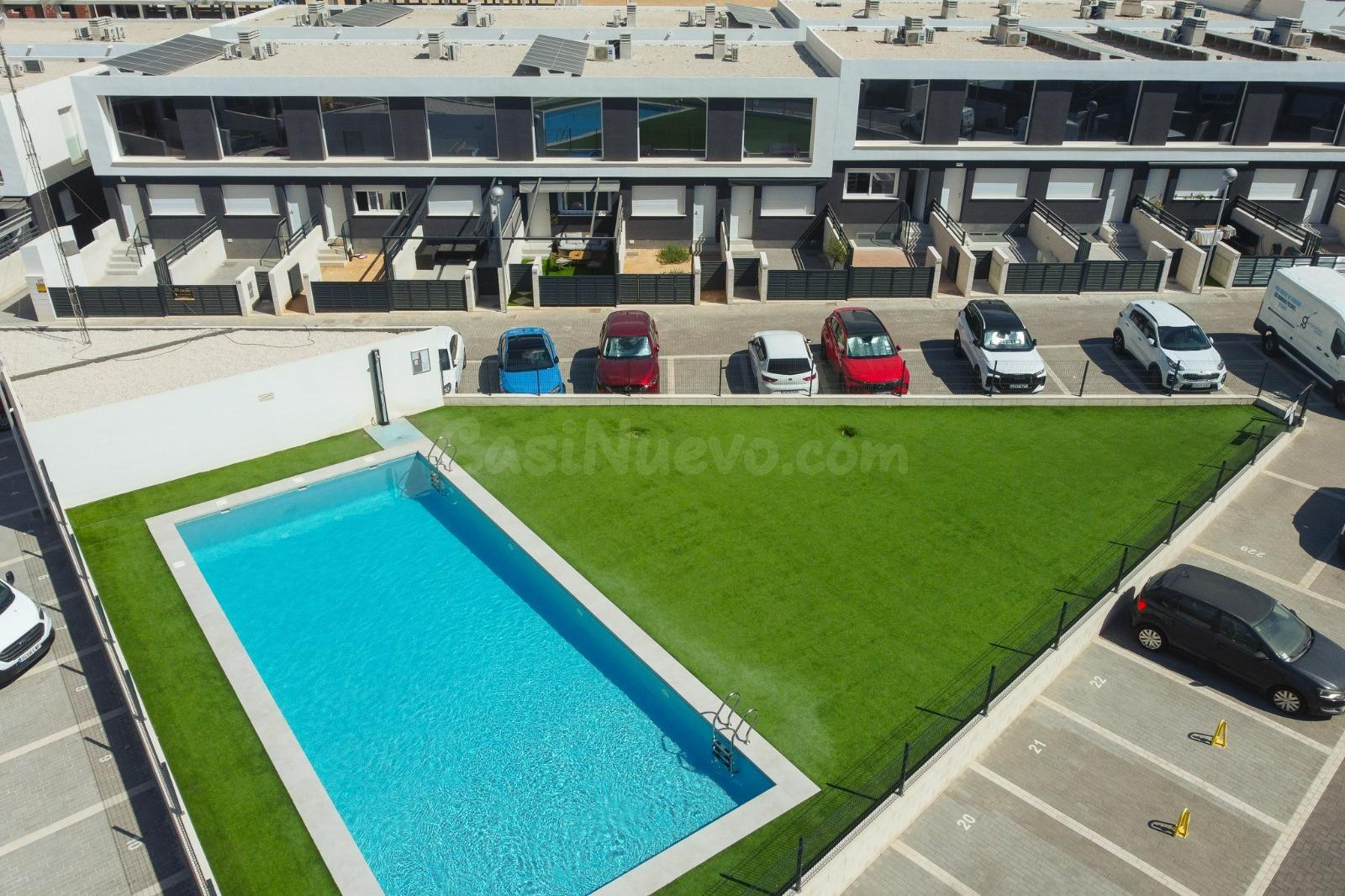 PRECIOSO ADOSADO EN GRAN ALACANT CON PISCINA COMUNITARIA