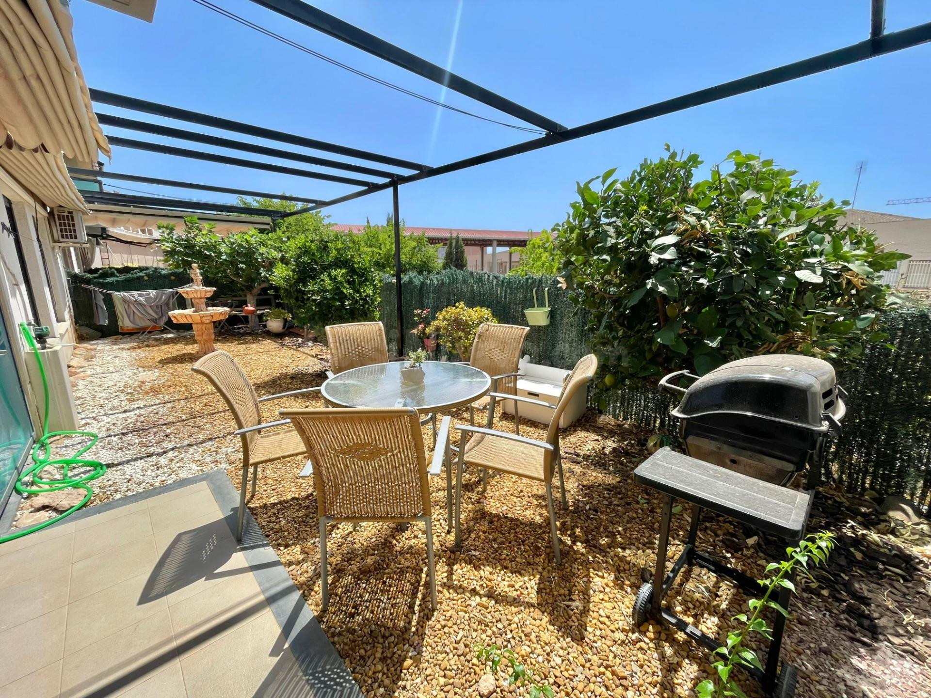 Planta baja de 2 dormitorios con amplio jardín privado, pisc