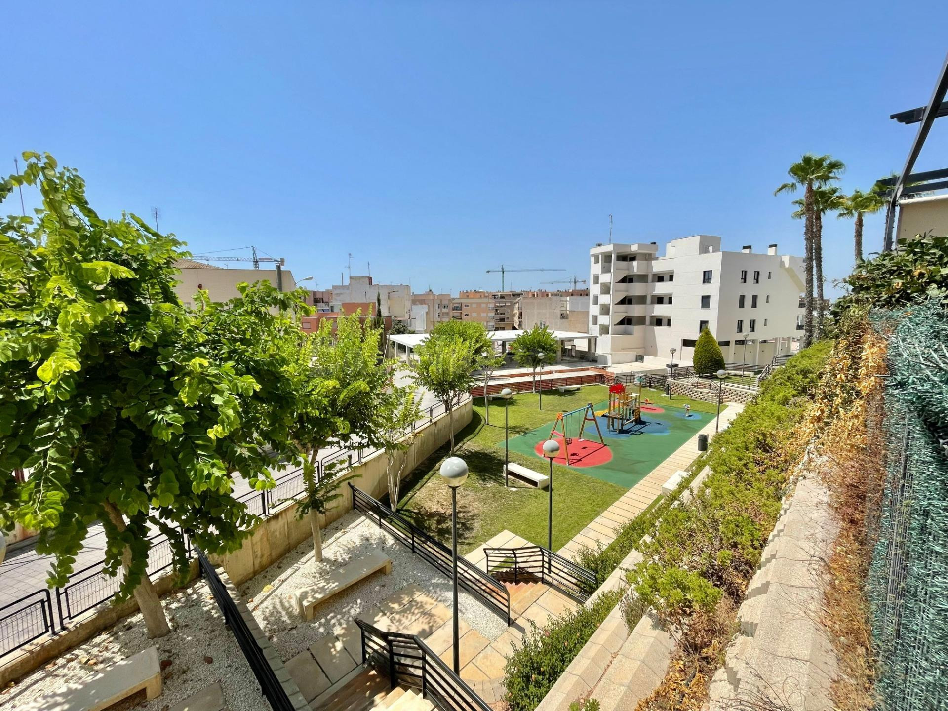 Planta baja de 2 dormitorios con amplio jardín privado, pisc - foto 2