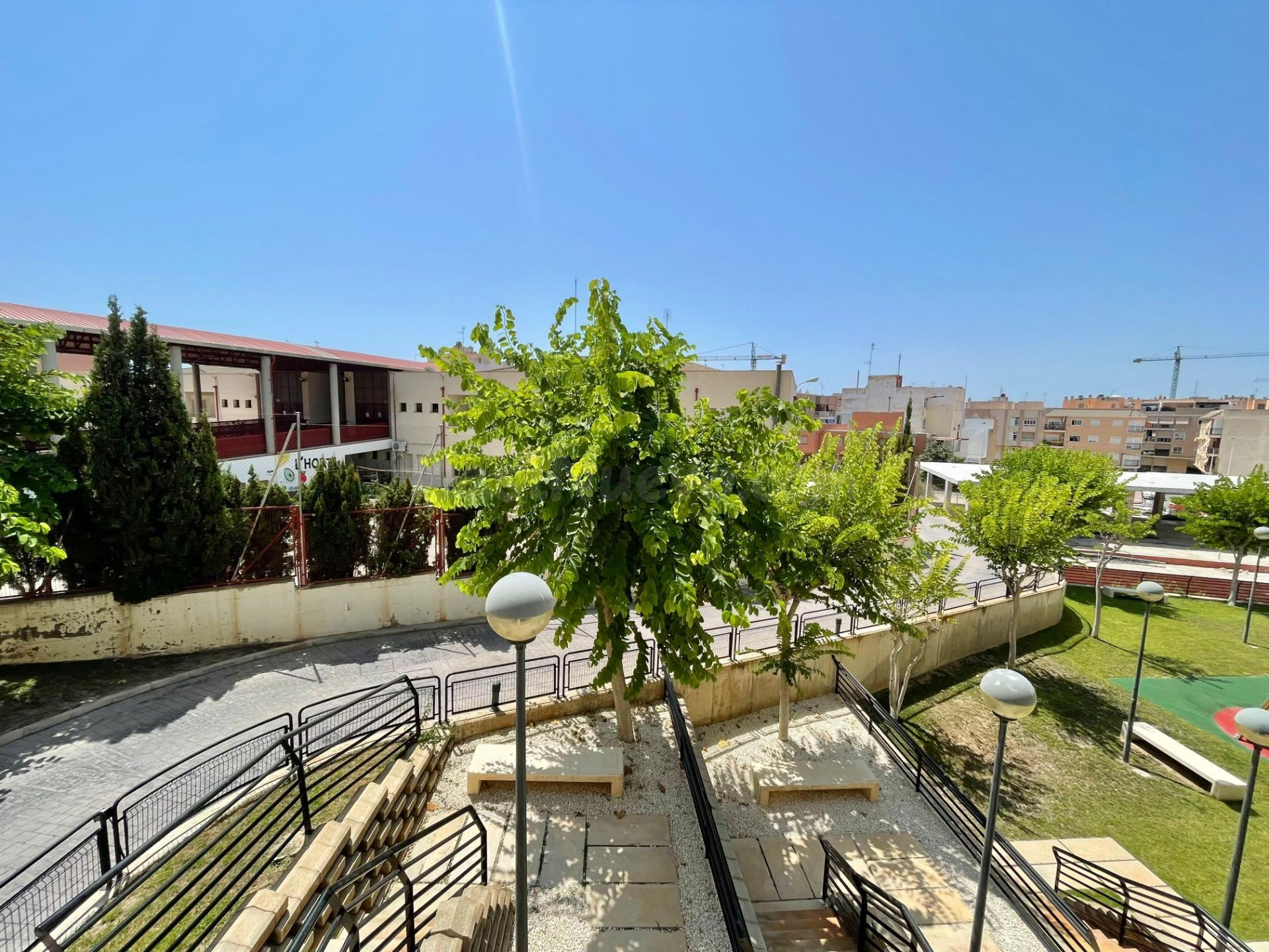 Planta baja de 2 dormitorios con amplio jardín privado, pisc - foto 3