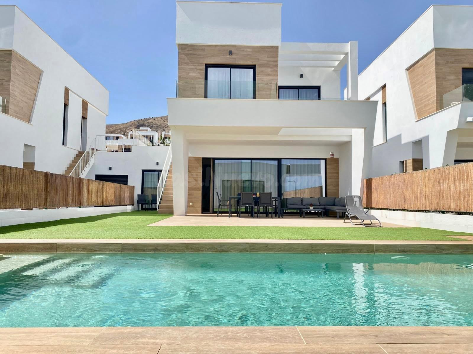 SE ALQUILA CHALET MODERNO EN FINESTRAT